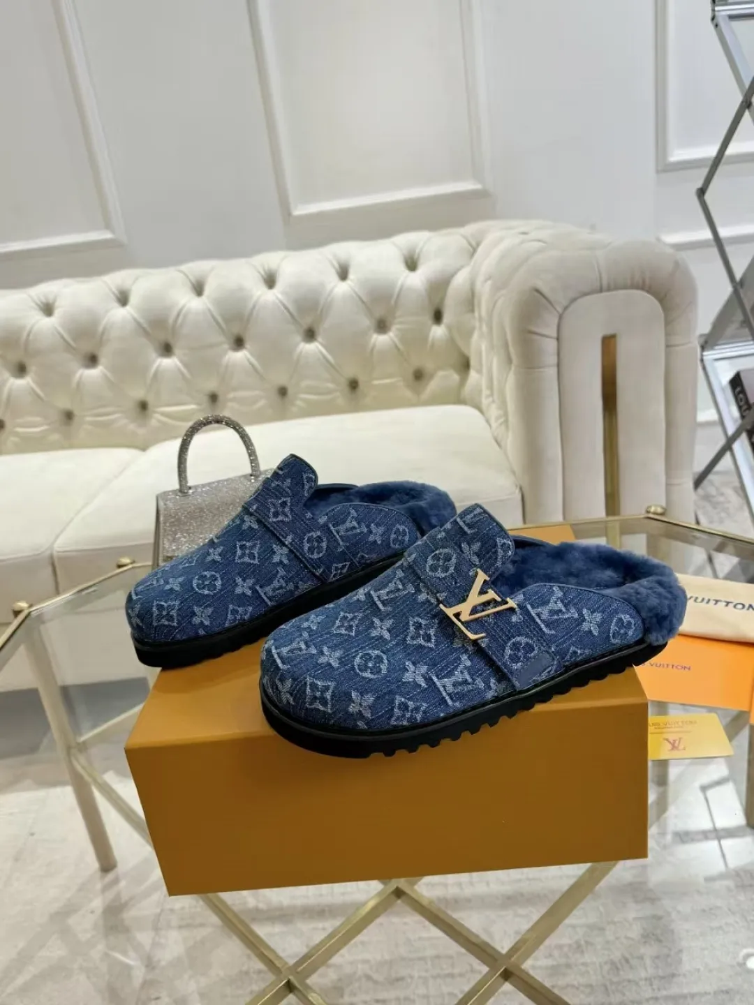 p600✨ LV Couple’s Wool Slippers｜Full of high-end feel, the soles of your feet are luxurious✨ We have achieved the ultimate restoration of the "higher version" of this pair of LV classic toe-toe slippers! 👫💫 🌟 The core advantages are clear at a glance: ✔️ Original jacquard + cowhide fabric, delicate texture, high-end at first glance; ✔️ 280% pure wool lining, wearing barefoot is like stepping on clouds ☁️, soft and skin-friendly and not sweaty; ✔️ Non-slip rubber bottom + three-dimensional toe design, super stable for walking, fashionable and practical!  👀 Must-have attention to detail: Belt buckle + classic LV presbyopic elements, revealing the aura of a big-name brand in a low-key manner ~ Whether it is a couple dating or a trip with besties, both of them are the focus when they go out👟💖 ✨ Easily match the wardrobe: jeans + sweaters, lazy and casual style ✔️ Coat + skirt, refined and elegant ✔️ One pair of shoes can handle a variety of styles, and the sense of luxury is never artificial ~ #LV slippers #couple outfit #High-End Customization #Quality Shoes Recommendation Fabric: Yangjing/classic jacquard fabric Lining: Imported wool lining Sole: Original rubber sole Size: Female 35-41 Male 38-46